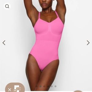SKIMS Sculpting bodysuit with snaps. S/M